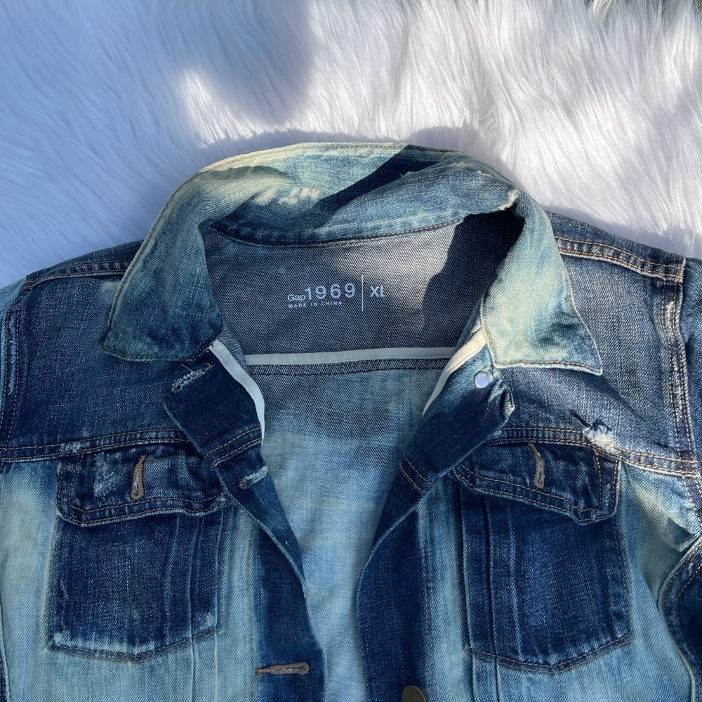 Euc Gap 1969 distressed two toned jean jacket​​​​​​​​​​​​ - Picture 2 of 4